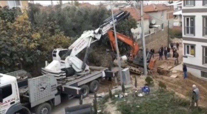 Alt yapı çalışması sırasında kepçe kendi kazdığı kuyuya düştü