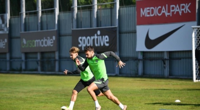 Bursaspor 3 eksik futbolcuyla çalışmalarına devam etti - 29 Ekim Cumhuriyet Bayramı kutlandı