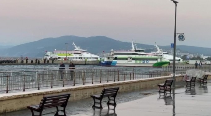 Mudanya'da fırtına hayatı olumsuz etkiledi, deniz seferleri iptal edildi