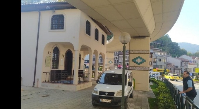 Yol ortasındaki bu caminin yolu yok