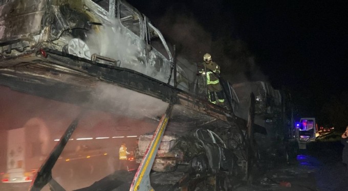 Bursa'da sıfır araçlar cayır cayır yandı