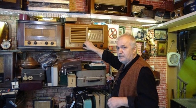 Radyosunu satıp kızını okuttu, şimdi o radyolara çocuğu gibi bakıyor