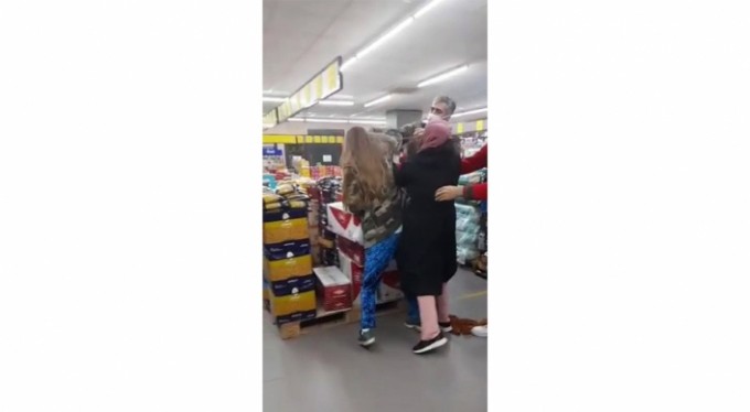 Markette kadınların maske takmama kavgası kamerada