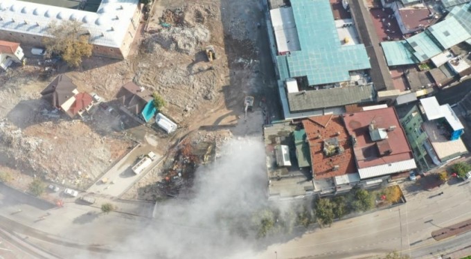 Tarihi hanlar ve Ulucami'nin önündeki 6 katlı bina böyle yıkıldı