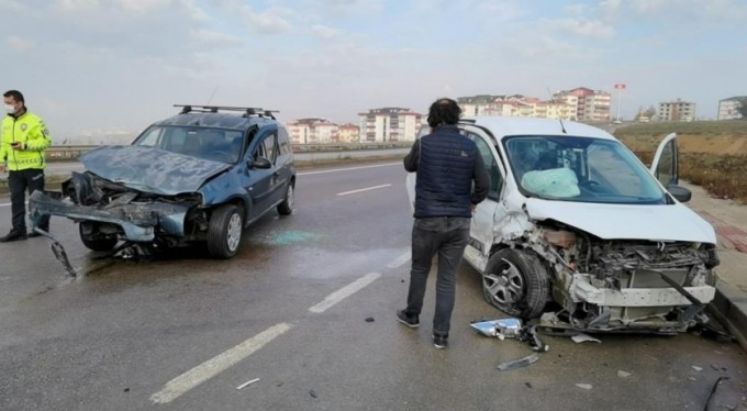 2 gün önce aldığı aracı hurdaya döndü; 4 yaralı