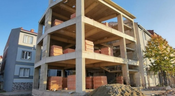 İnşaattan düşen çocuğu kum yığını kurtardı