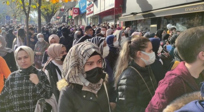 Mağaza açılışında izdiham virüsü unutturdu, polis kalabalığı dağıttı