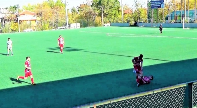 Takım arkadaşını maçın ortasında tekme tokat dövdü