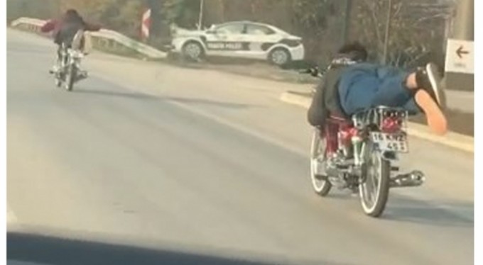 Motosikletlerin üzerine yatıp yarış yapan iki genç hapis cezasıyla yargılanacak