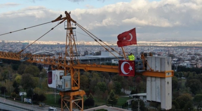 80 metre yüksekte Ata'ya saygı