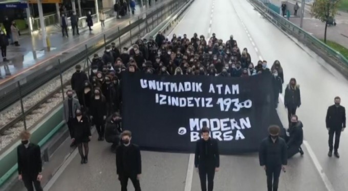 Öğrenciler Bursa-İzmir yolunu trafiğe kapattı