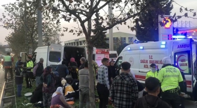 Gemlik'te işçileri taşıyan panelvan minibüs kaza yaptı: 13 yaralı