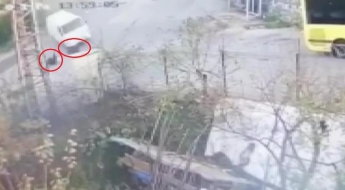 Freni boşalan minibüs yoldan geçen 2 kadına çarptı: 1 ölü, 2 yaralı