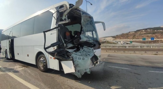 Öğrenci taşıyan otobüs kamyona çarptı: 24 yaralı