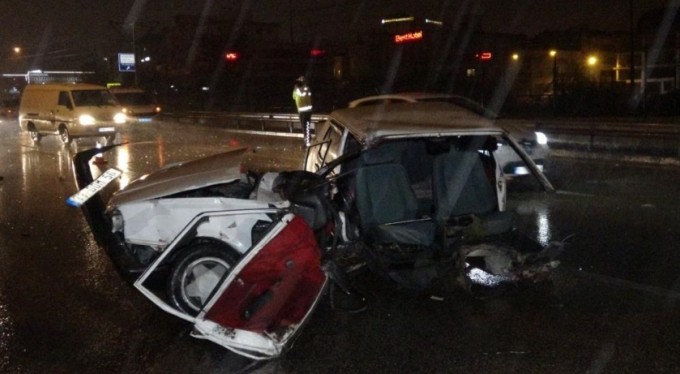 Bursa'da kamyonun çarptığı otomobil ikiye ayrıldı: 2 yaralı