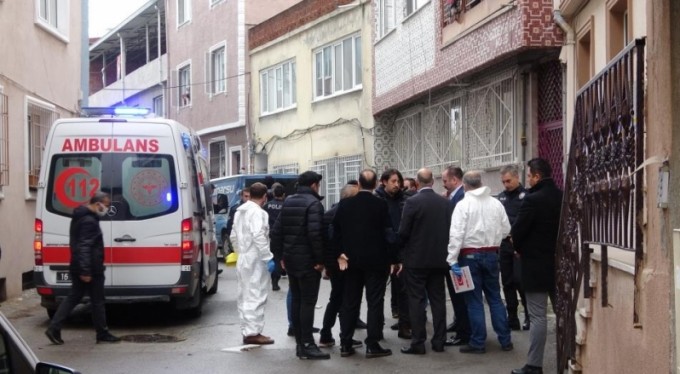 Bursa'da polise bıçakla saldıran şahıs, ayağından vurularak etkisiz h&acirc;le getirildi