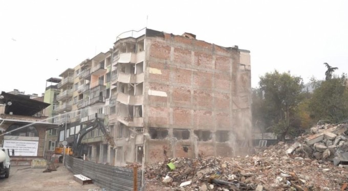 Tarih&icirc; çarşıyı gölgeleyen bina böyle yıkıldı