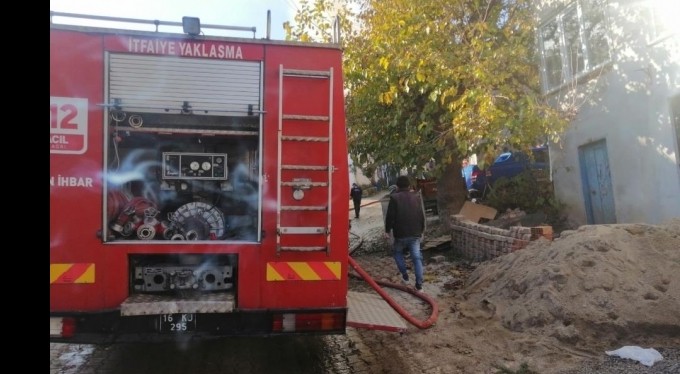 Kahraman itfaiyeci yangın söndürürken kalbine yenildi