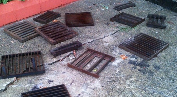 Bir caddeden 13 mazgalı böyle çaldılar...Hurdanın fiyatı yükselince rögar hırsızlığı arttı