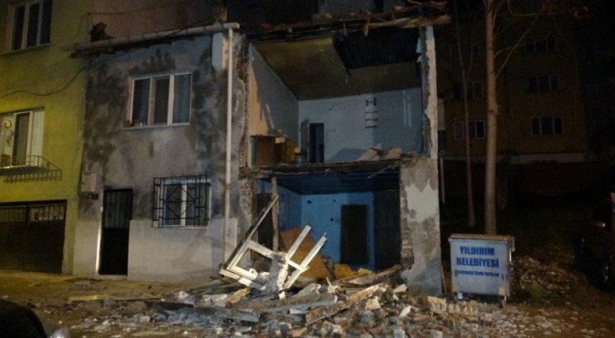 Bursa'da lodos hayatı felç etti: Binanın duvarı yıkıldı, ağaçlar yolları kapattı