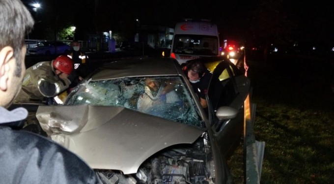 Bursa'da sıkışmalı kaza: 2'si ağır 3 kişi yaralandı