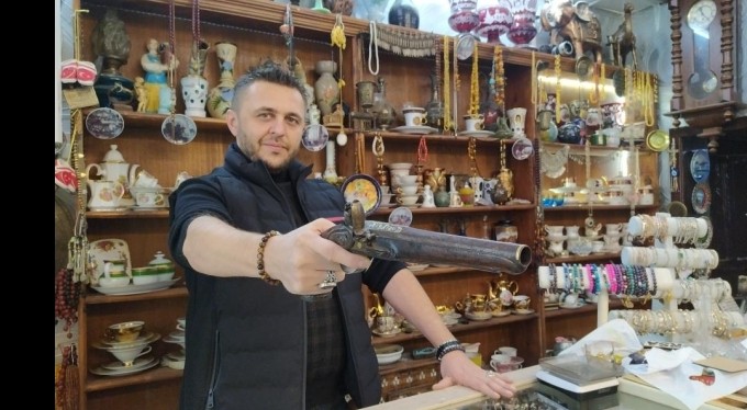 Osmanlı döneminden kalma altın süslemeli silah 10 bin dolara alıcı bekliyor