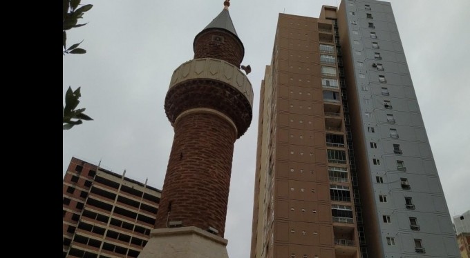 Gökdelenlerin gölgesinde 700 yıllık en küçük cami