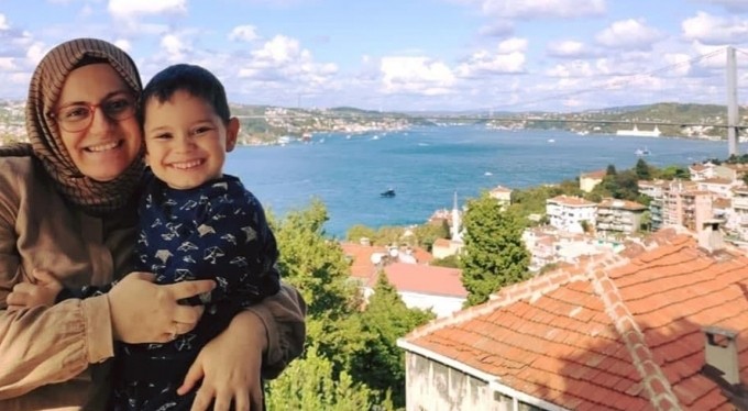 Koronavirüsten hayatını kaybetti, bebeği hayata tutundu