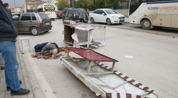 Lodos simit tezgahını devirdi, simitçi ağır yaralandı