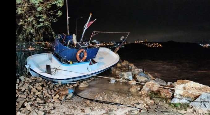 Bursa'da deniz taştı, tekneler sular altında kaldı