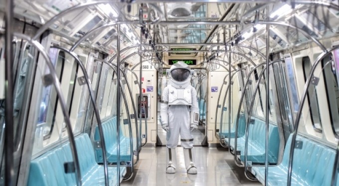 Metroyla İstanbul turu yapan astronot merak uyandırdı