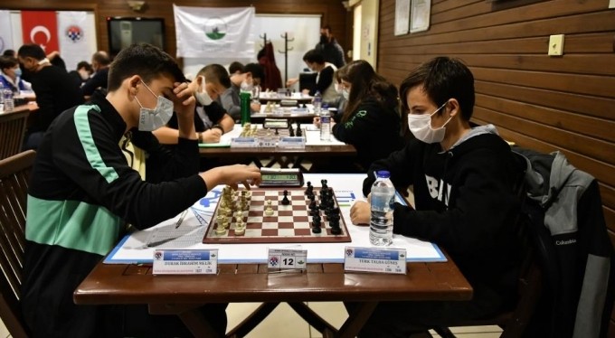 Öğrencilerden satranç hamlesi