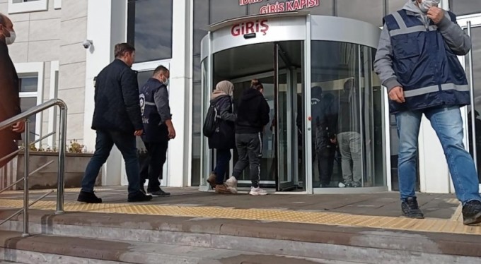 Bursa'da yakalanan 5 hırsız adliyeye sevk edildi