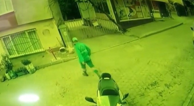 Bursa'da ağacın devrilmesinden kıl yapı kurtulan temizlik işçisi kameralara yansıdı