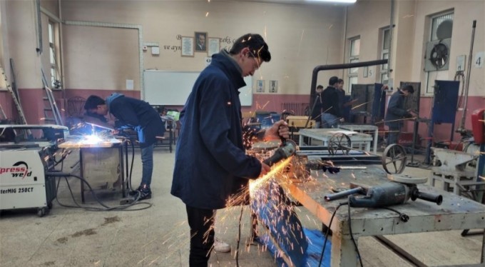 Hem lise okuyor, hem okulların demir işlerini yapıyorlar