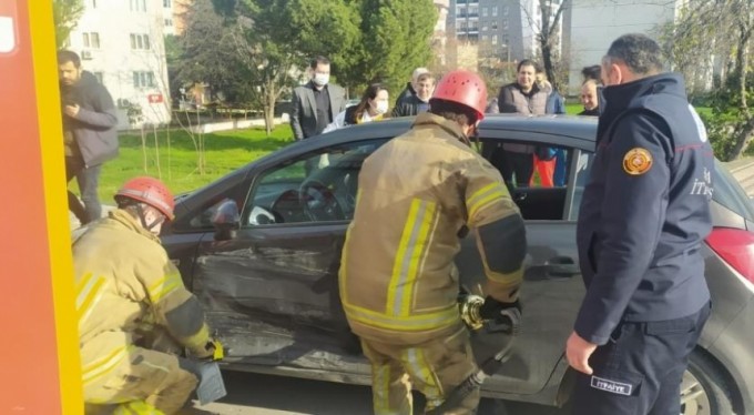 Kavşakta meydana gelen kazada 2 kişi yaralandı