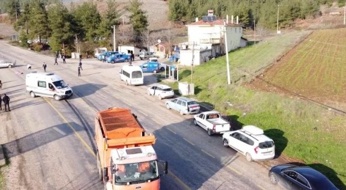 Kar küreme makinesi otomobili bıçak gibi kesti: 1 ölü