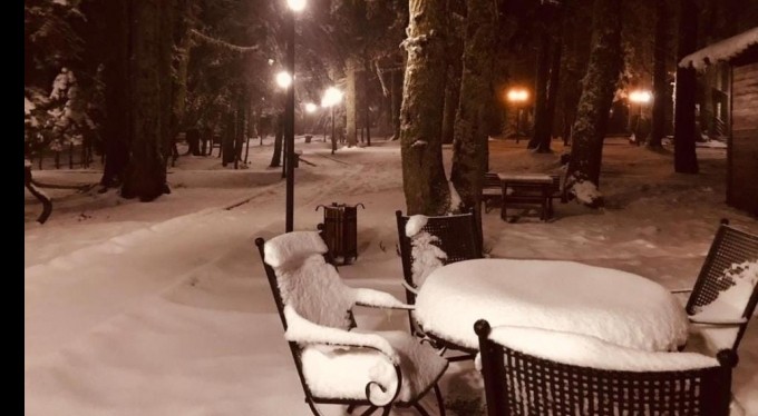 Uludağ'da şiddetini arttıran kar yolların kapanmasına neden oldu