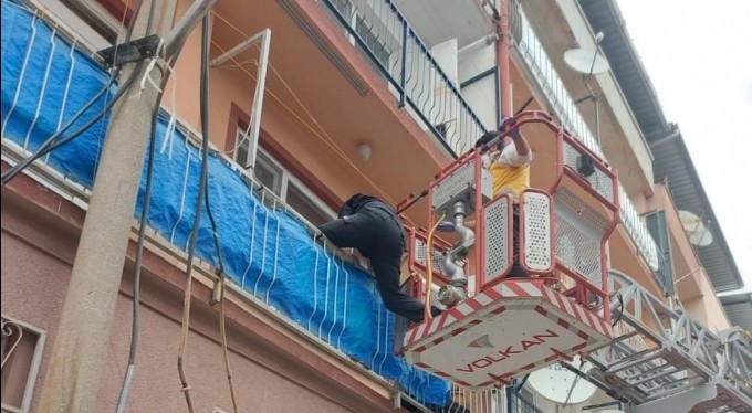 Yaşlı kadının imdadına itfaiye yetişti