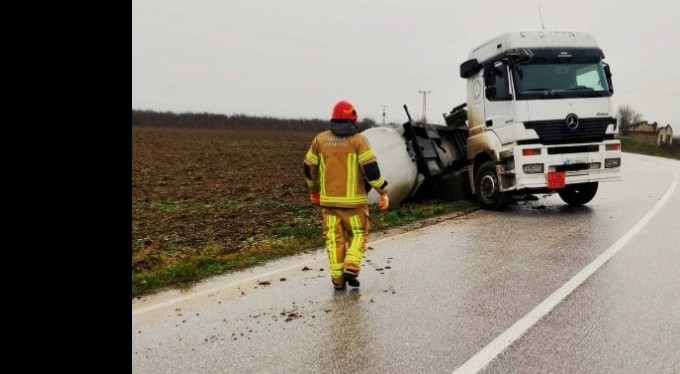 Yenişehir'de kimyasal yüklü tanker devrildi