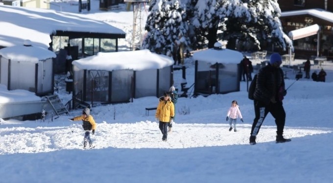 Uludağ'da turistler boş pistlerin tadını çıkardı