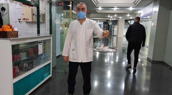 Çayları uçarak servis ediyor