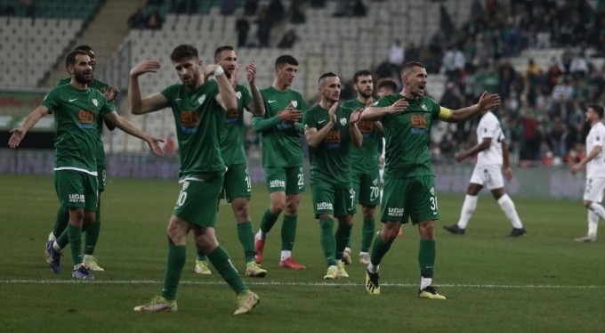 Bursaspor sahasında Royal Hastanesi Bandırmaspor'u konuk ediyor