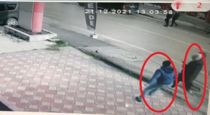 Güpegündüz yolda yürüyen kadının burnunu böyle kırdı