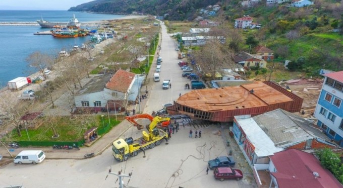 Devasa tekneyi karadan yürütüp sahile böyle taşıdılar