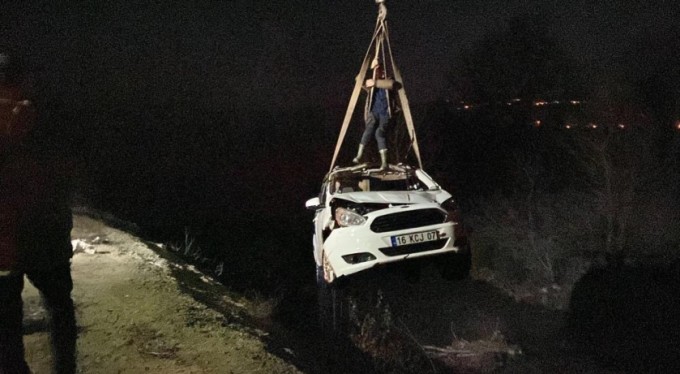 İçinde kadınların olduğu araç dereye uçtu; 2 yaralı