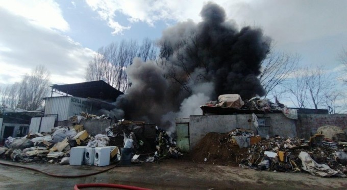 Bursa'da hurda deposu alev aldı, dumanlar gökyüzünü kapladı