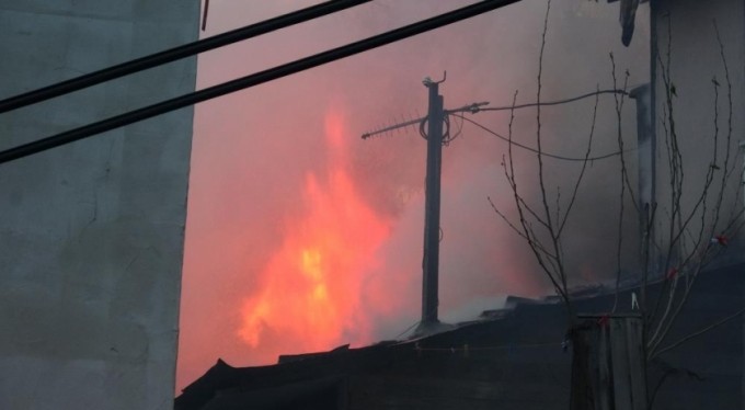 Bursa'da 2 ev alevlere teslim oldu...Kış ortasında evsiz kaldılar