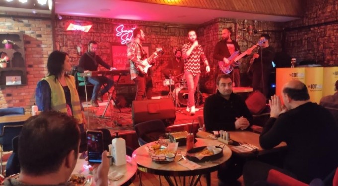 Bu konsere katılanlar bilet yerine mama aldı