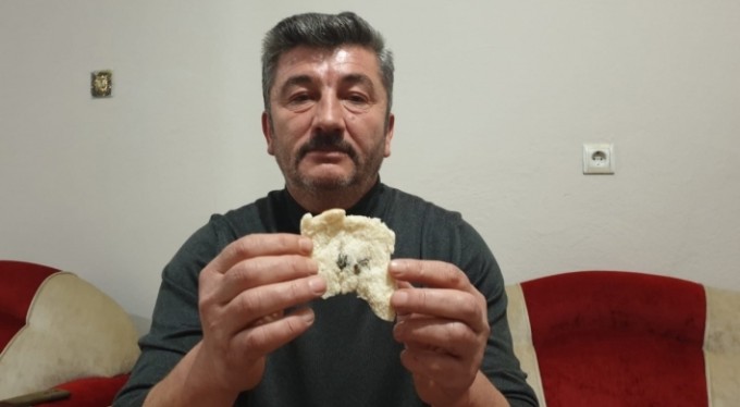 Ekmeğin içinden çıkanı görünce şok oldu